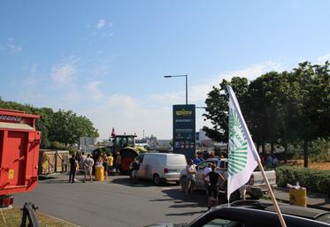 Les convois de tracteurs sont arrivés dès le début de matinée devant les entrées du Futuroscope.