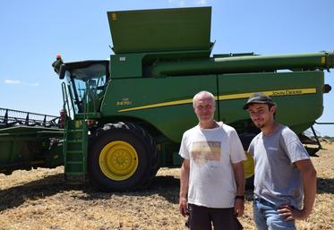 À Juscorps (sud Niort), Olivier Pougnard moissonne ses parcelles et celles de trois collègues, accompagné par Arthur, un jeune voisin passionné par les engins agricoles. Olivier connaît cette année un rendement en blé exceptionnel.