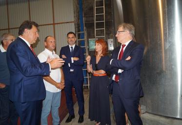Laurent Saint-Martin, ministre délégué au Commerce extérieur a visité l'exploitation de Damien Renaud, aux côtés de Florent Morillon, président du BNIC.