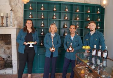 De gauche à droite : Julie Salzard, chargée de vente et œnotourisme, Aurélie Dunoguès, responsable de l'hospitalité, Jean-Baptiste Sialelli, directeur et Mathéo, stagiaire pour l'œnotourisme.