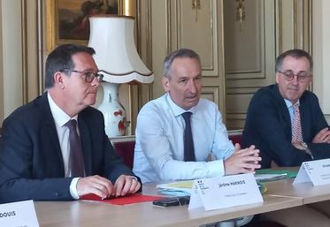 Vincent Léna (au centre), président de la CRC Nouvelle-Aquitaine, a décortiqué le budget du Département de la Charente.
