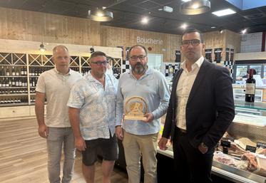 Samuel Colin et Christophe Huet, ici aux côtés de Hervé Bondy, ont reçu ce trophée des mains de Sébastien Pigeau, éleveur et membre du bureau du Label Rouge.