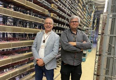 Karim Dinari, le directeur des relations avec les collectivités locales pour Orange Nouvelle-Aquitaine, et Jean-Charles Feneon, technicien, dans un des nœuds de raccordement de Niort, qui dessert environ 60 000 locaux.