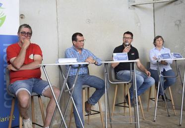 De gauche à droite : Stéphane Dulac (Ferme de Beaulieu), Ludovic Duteilh (Les Producteurs de la Marche), Laurent Vignerond (Corali) et Isabelle Nauzin (Gaec Grand Gillou).