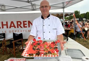 Fabrice Harant, chef de cuisine du collège Jean-Rostand de La Rochefoucauld, invité par le Département, a concocté une recette avec des produits des producteurs présents sur le marché. Il a élaboré des röstis de courgettes, à base de fromage de chèvre, oignon rouge, curry et courgettes.