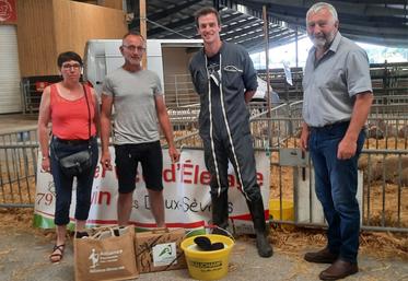 De g. à dr. : Sophie Dupont (élue chambre d'agriculture), Bertrand Bourdeau (1er prix concours génétique), Alexandre Brousseau (coprésident Sdeo), Didier Gaillard (élu Département).