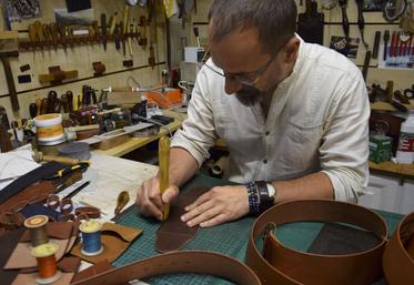 Yohann Decharraud, dans son atelier à Cognac, façonne différents articles en cuir.