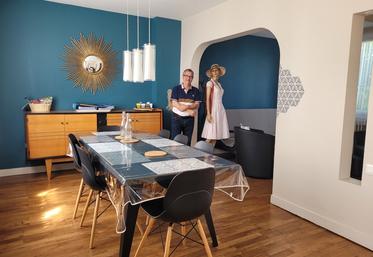 Ambiance années 50 dans cette maison réhabilitée par Didier Seguin et son épouse, rue de la Martinique à Poitiers. Impossible de passer à côté de Catherine, le mannequin.