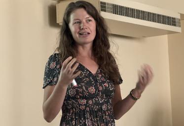 Coline Dieval, animatrice du Civam du Pays Ruffécois, lors de la présentation de Recit auprès des partenaires, élus et collectivités territoriales, le jeudi 24 juin à Mansle. Après deux ans d'études et d'échange, l'objectif est maintenant de faire venir des éleveurs itinérants sur les parcelles des cultivateurs. Deux outils ont été créés pour l'occasion, afin de vérifier la rentabilité économique du système.