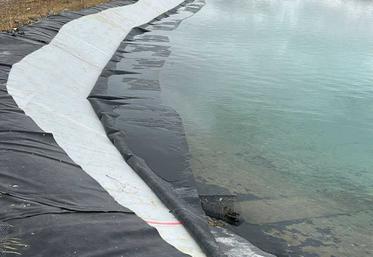 La bâche d'une réserve privée située à Fouqueure a été tailladée sur une grande longueur.