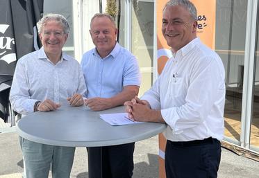 Patrick Mardikian, président délégué et Stéphane Villain, président de Charentes Tourisme