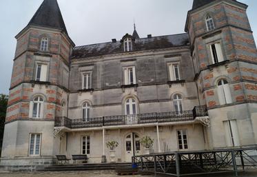 Le château de Fontpinot au sein du vignoble de 240 ha.