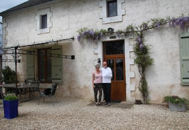 Sarah Wilkinson et Paul Duncan accueillent leurs hôtes à Asnois au sein de trois chambres d'hôtes et deux gîtes.