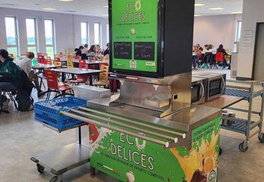 À la manière d'une fontaine à eau, ici des élèves se servent du yaourt ou une compote à la fin de leur repas.