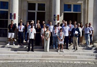 Une partie des apprentis et leurs maîtres d'apprentissage ont posé sur les marches de la préfecture. Angoulême le 27 juin 2025.
