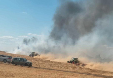 Feu à Montigné près de Celles-sur-Belle, le 8 juillet. Deux déchaumeurs ont permis de couper la lame de feu.