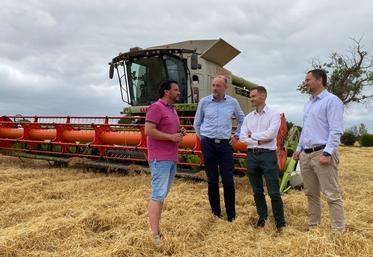 Alexandre Grenot, céréalier à Thénac, et les responsables d'Océalia ont présenté la nouvelle démarche EFC, combinant la réduction des produits des phyto et la coopération des acteurs. 