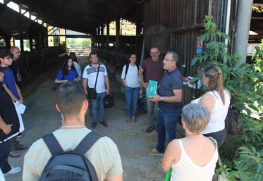 Lors d'un contrôle lié aux aides animales, "on vérifie 100 % des animaux présents sur l'exploitation, quel que soit leur âge", indique Xavier Blanché (à droite).