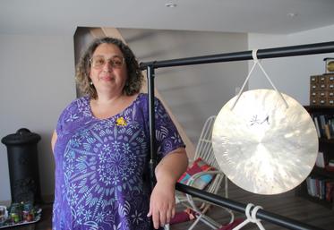 Marie-Ange Carpio utilise le gong dans ses séances de sonothérapie.