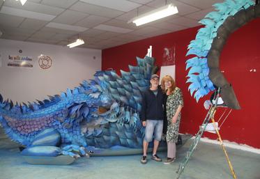 En début de semaine Mehmed Hasic et Estelle Huillon avaient encore beaucoup de travail autour de leur dragon qui fera sa première apparition sur la Gartempe, ce lundi 14 juillet.