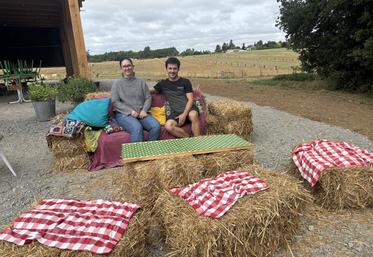 Marie et Tom Sabourin ont aménagé un espace de restauration devant la boutique de la ferme.