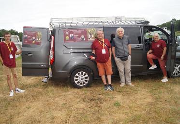 De gauche à droite au départ de la caravane du Tour : Maxence Chavouet, Roland Vilneau, Michel Trainaud et Babeth Vilneau.