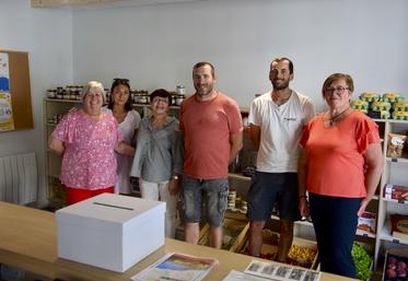 Une partie des bénévoles de l'épicerie associative de Ronsenac, avec madame la maire, à droite.