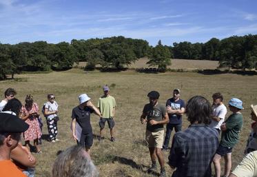 Dans ses prés à Esse, Pierre-Antoine "Pedro" Raimbourg a présenté aux jeunes son système de pâturage.