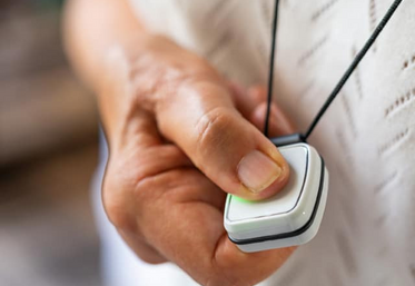 Activ'zen se présente sous la forme d'un transmetteur raccordé à la box associé à un bracelet, un médaillon ou un bijou.