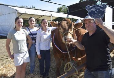 La famille Laurent entoure Ulysse P, meilleur animal du concours. De gauche à droite : Perrine, Rozen, Garance et François Laurent.