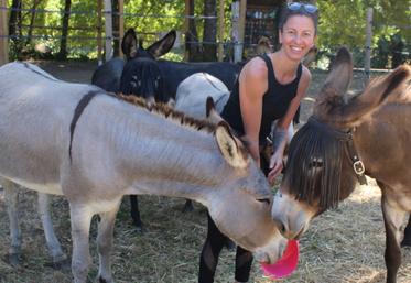 Léonie Billy possède sept ânes qui partent régulièrement randonner avec les visiteurs durant la saison,d'avril à octobre. 