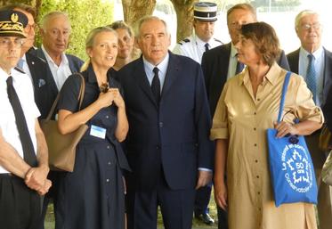François Bayrou, en compagnie de la présidente du Département Sylvie Marcilly et de celle du Conservatoire du littoral, Agnès Langevine, a découvert les locaux et le travail de cette agence publique.