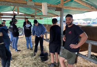 Les Jeunes agriculteurs du canton de Mazières-en-Gâtine (environ 50 adhérents) préparent l'événement depuis des mois, sous la présidence Tristan Hubert (à droite), éleveur de Parthenaises au Gaec de la Réminière.