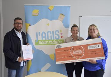 De gauche à droite : Michaël Laville, président de Calitom, Estelle Bodet, chargée animation des territoires et Virginie Laffas, responsable service zéro déchet ont lancé le concours 2025.