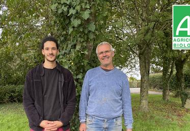 Claude Imbert pose avec son fils Paul qui, après une première expérience professionnelle et une reconversion agricole, se prépare à la reprise de l'exploitation.