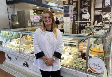 Margaux Bats, sous les Halles de Niort, devant le banc Georgelet où sa passion du fromage a débuté.