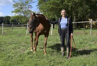 Gwendoline Paratte avec Kadinska, 12 ans, pur sang réformé des courses.
L'équicoach exerce notamment son activité au sein de l'élevage du Repaire, à Saint-Claud, chez Muriel Barangé.