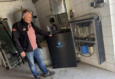 Jean-Frédéric Granger est convaincu par ce système de filtration sans produit, et qui ne nécessite pas d'électricité.