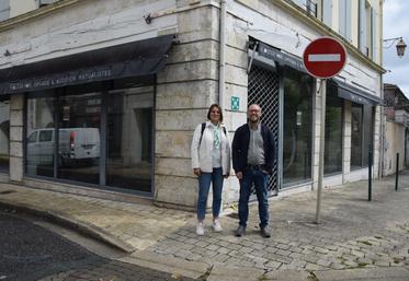 Ella Bassler et Anthony Puppo, de l'association "Incroyable territoire", devant la future boutique partagée à Barbezieux, à l'angle des rues Victor-Hugo et Élie-Vinet.
