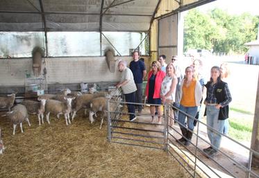La délégation chilienne a visité l'exploitation du lycée agricole de Montmorillon.