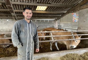 Quentin Dupuis et son frère Emilien élèvent 150 Parthenaises et leur suite sur une surface de 170 ha, totalement dédiée aux fourrages et à l'autoconsommation.