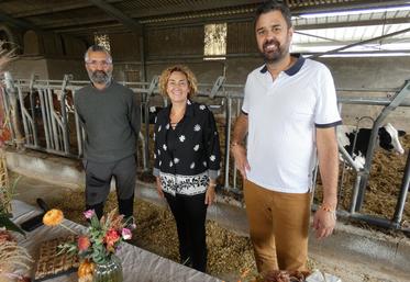 Valérie Ferreira-Gomes aux côtés de deux des chefs d'exploitation de l'Agrocampus de Saintonge, Thomas Faure (à gauche), qui remplace Clotilde Plantureux depuis la rentrée aux Serres de Chadignac, et Hermann Théfany (à droite), à La Pichonnerie.