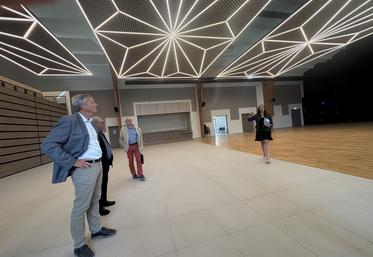 La salle de Fontaine-le-Comte a été entièrement rénovée.