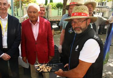 Les producteurs ont fait déguster de l'Agneau Poitou-Charentes aux partenaires et aux élus présents, dont Jean-Pierre Raffarin.