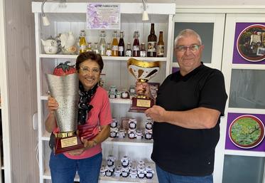 Colette et Guy Barbier dans leur boutique, ouverte sur rendez-vous, avec les trophées de champions du monde.