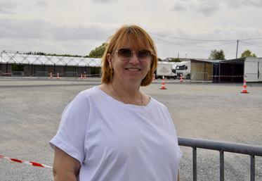 Aline Testaud devant les stands de la foire de Barbezieux en cours de montage le 19 août. Depuis, les bénévoles ont mis les bouchées doubles pour que tout soit prêt ce 5 septembre.