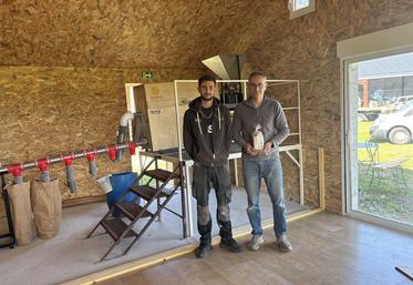 Ethan et Joachim Lafond sont en train de finaliser le magasin.