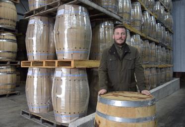 Willy Navarre, devant des barriques rénovées prêtes à être expédiées aux États-Unis.