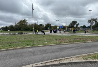 Peu avant 13 h, le blocage de Poitiers sud était terminé, puisque les manifestants avaient rejoint le centre-ville.