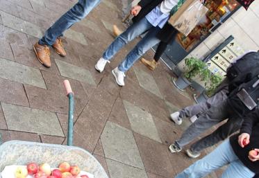 "On ne vient pas pour manifester contre, mais plutôt pour parler positivement de notre métier", ont souligné les producteurs.